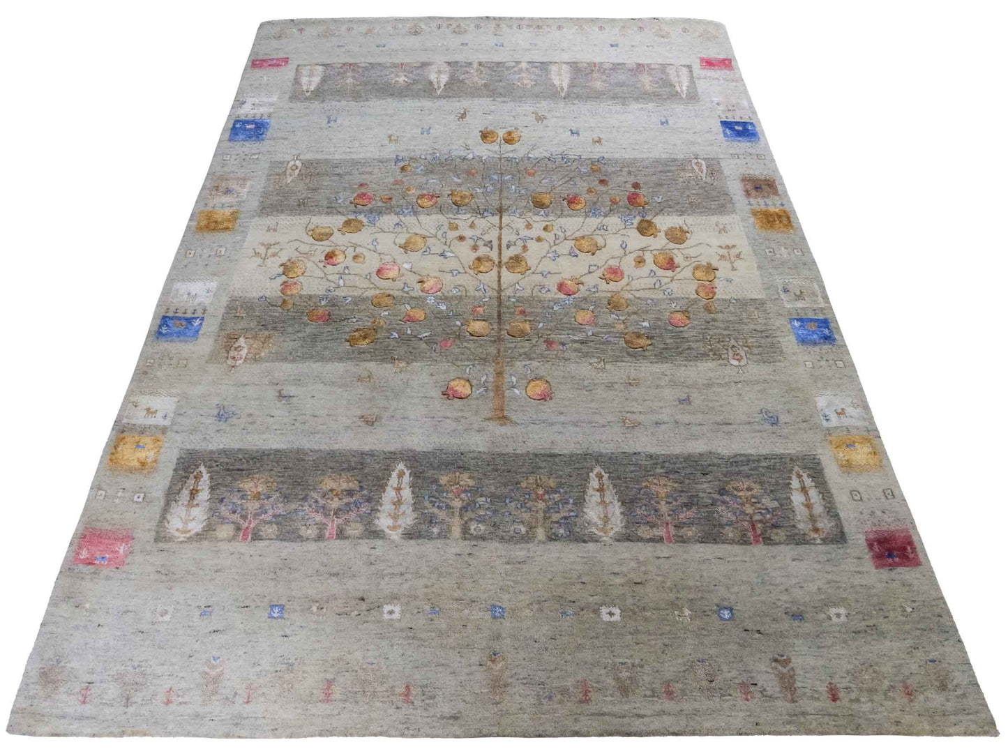 Handgeknüpfter Indo Loribaft Orientteppich von Khademi aus Wolle mit Bambusseide, grau, mehrfarbig. Geometrisches Nomaden-Design mit Lebensbaum. Von Hand geknüpft in Indien. Größe: 237x174cm. Teppichnummer: KB4-1709. Verkauf durch Jupiter Intl.