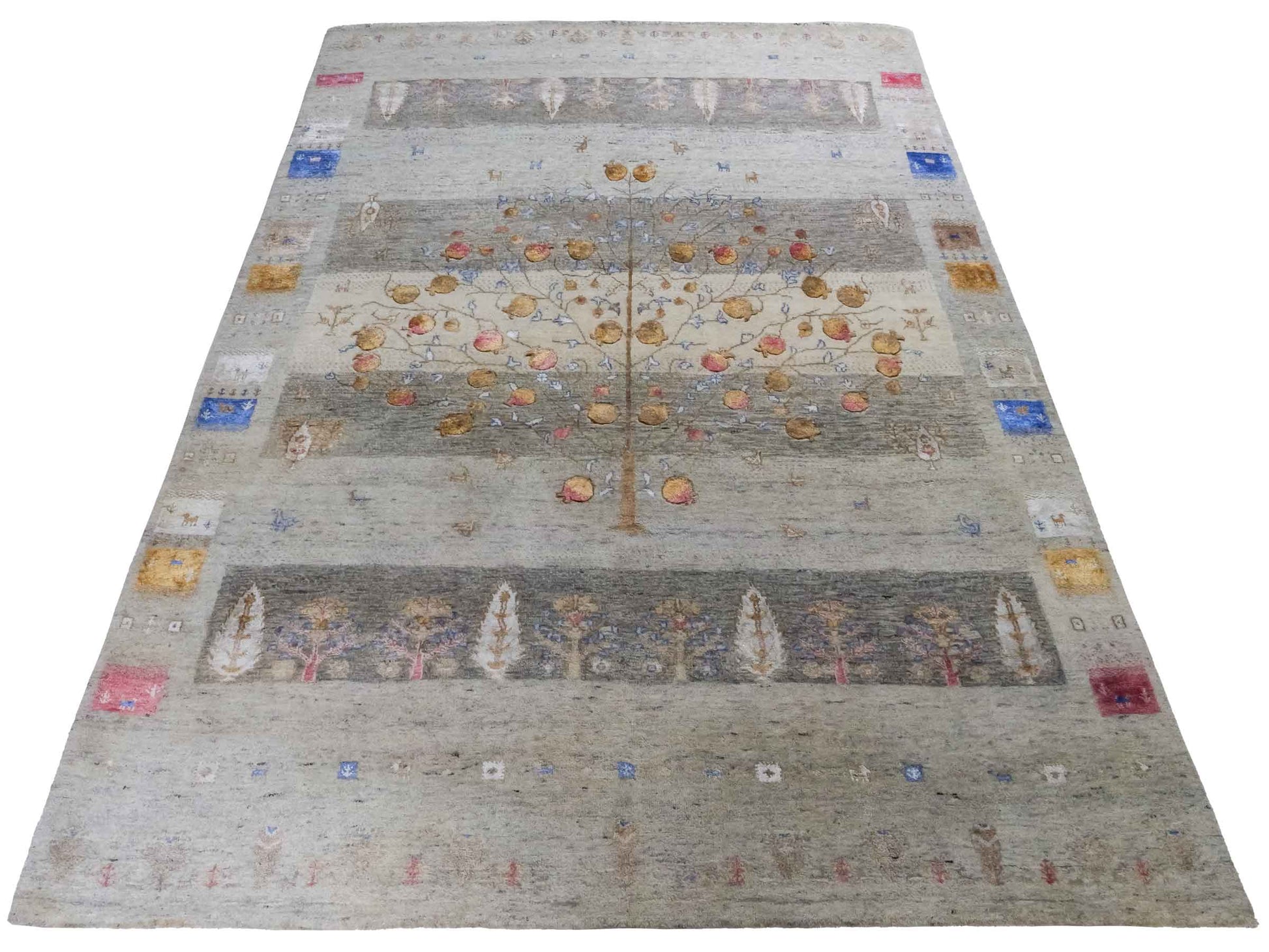 Handgeknüpfter Indo Loribaft Orientteppich von Khademi aus Wolle mit Bambusseide, grau, mehrfarbig. Geometrisches Nomaden-Design mit Lebensbaum. Von Hand geknüpft in Indien. Größe: 237x174cm. Teppichnummer: KB4-1709. Verkauf durch Jupiter Intl.