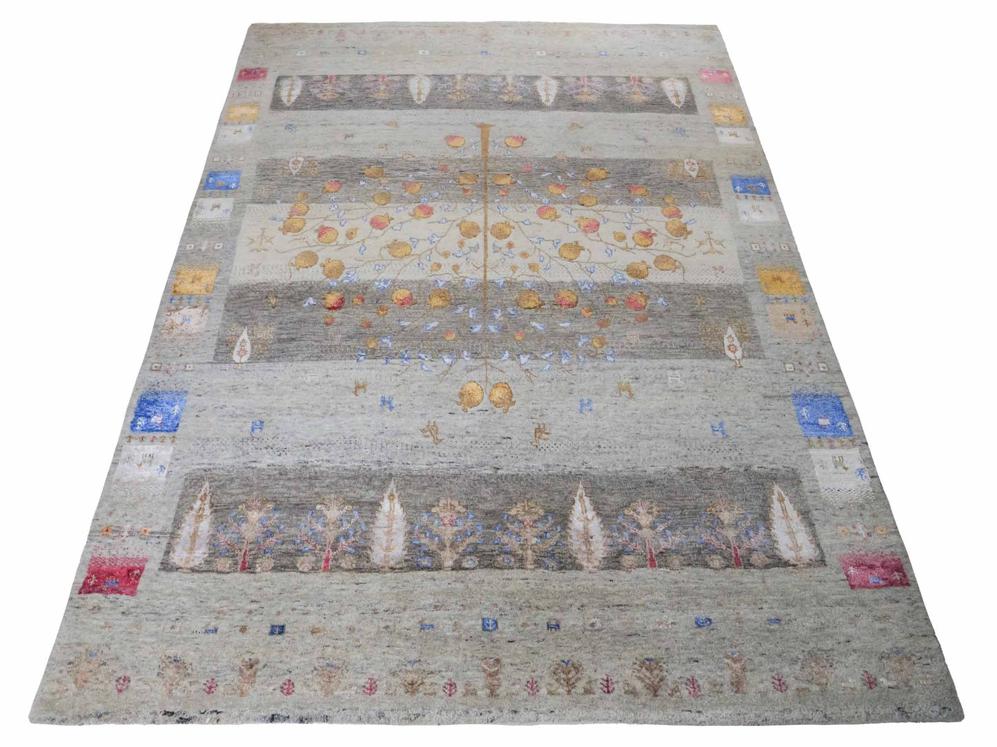 Handgeknüpfter Indo Loribaft Orientteppich von Khademi aus Wolle mit Bambusseide, grau, mehrfarbig. Geometrisches Nomaden-Design mit Lebensbaum. Von Hand geknüpft in Indien. Größe: 237x174cm. Teppichnummer: KB4-1709. Verkauf durch Jupiter Intl.