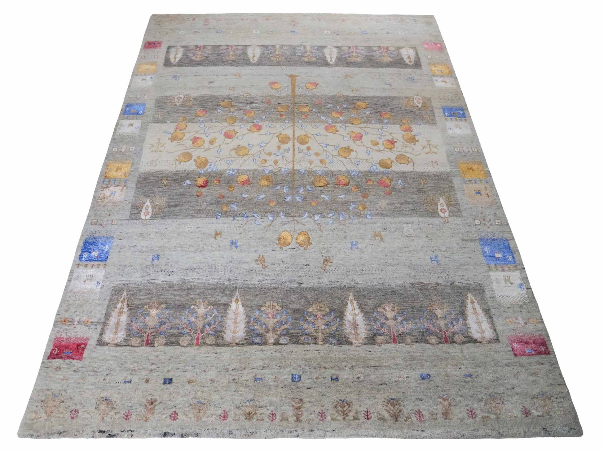 Handgeknüpfter Indo Loribaft Orientteppich von Khademi aus Wolle mit Bambusseide, grau, mehrfarbig. Geometrisches Nomaden-Design mit Lebensbaum. Von Hand geknüpft in Indien. Größe: 237x174cm. Teppichnummer: KB4-1709. Verkauf durch Jupiter Intl.