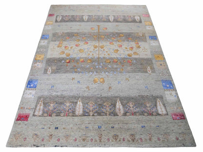 Handgeknüpfter Indo Loribaft Orientteppich von Khademi aus Wolle mit Bambusseide, grau, mehrfarbig. Geometrisches Nomaden-Design mit Lebensbaum. Von Hand geknüpft in Indien. Größe: 237x174cm. Teppichnummer: KB4-1709. Verkauf durch Jupiter Intl.