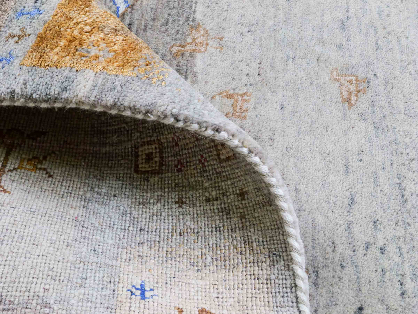 Handgeknüpfter Indo Loribaft Orientteppich von Khademi aus Wolle mit Bambusseide, grau, mehrfarbig. Geometrisches Nomaden-Design mit Lebensbaum. Von Hand geknüpft in Indien. Größe: 237x174cm. Teppichnummer: KB4-1709. Verkauf durch Jupiter Intl.