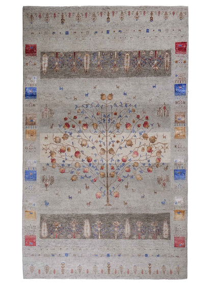 Handgeknüpfter Indo Loribaft Orientteppich von Khademi aus Wolle mit Bambusseide, grau, mehrfarbig. Geometrisches Nomaden-Design mit Lebensbaum. Von Hand geknüpft in Indien. Größe: 242x164cm. Teppichnummer: KB4-1704. Verkauf durch Jupiter Intl.