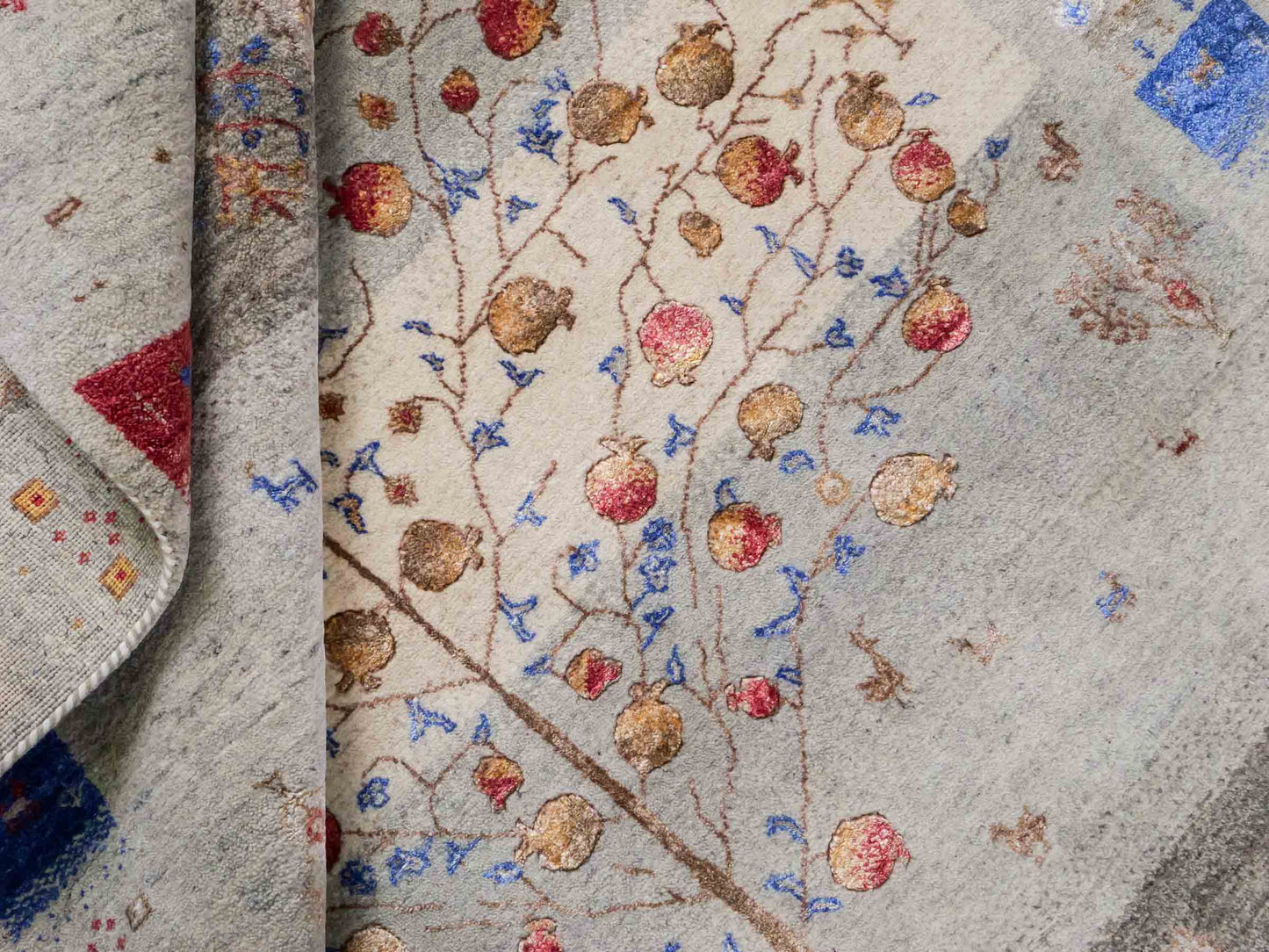 Handgeknüpfter Indo Loribaft Orientteppich von Khademi aus Wolle mit Bambusseide, grau, mehrfarbig. Geometrisches Nomaden-Design mit Lebensbaum. Von Hand geknüpft in Indien. Größe: 242x164cm. Teppichnummer: KB4-1704. Verkauf durch Jupiter Intl.