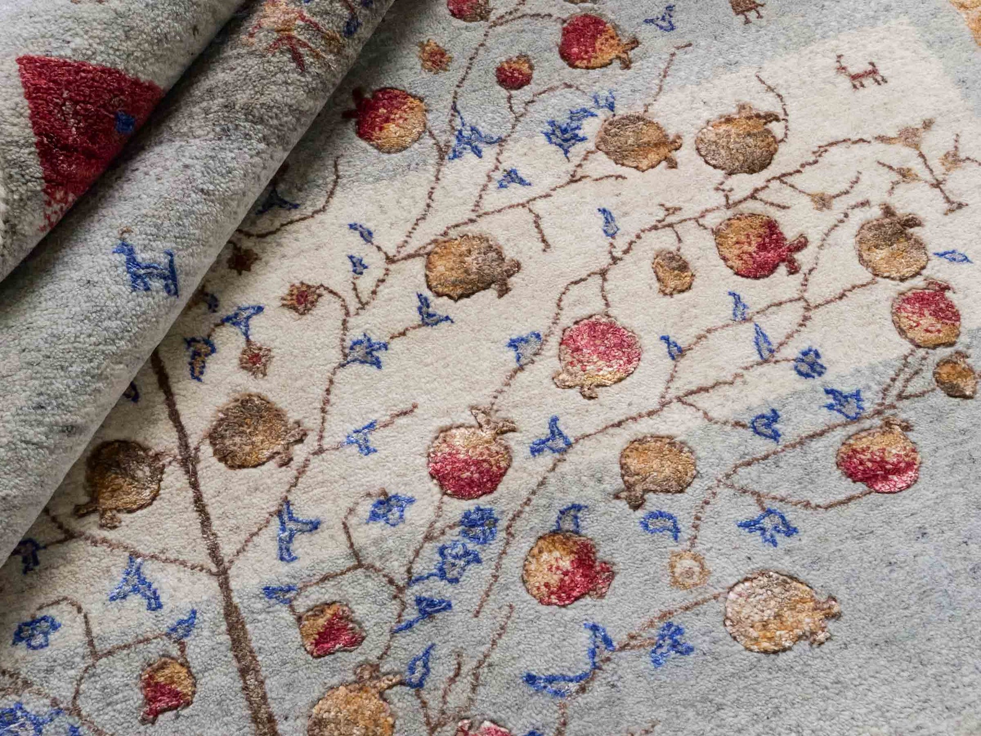 Handgeknüpfter Indo Loribaft Orientteppich von Khademi aus Wolle mit Bambusseide, grau, mehrfarbig. Geometrisches Nomaden-Design mit Lebensbaum. Von Hand geknüpft in Indien. Größe: 242x164cm. Teppichnummer: KB4-1704. Verkauf durch Jupiter Intl.