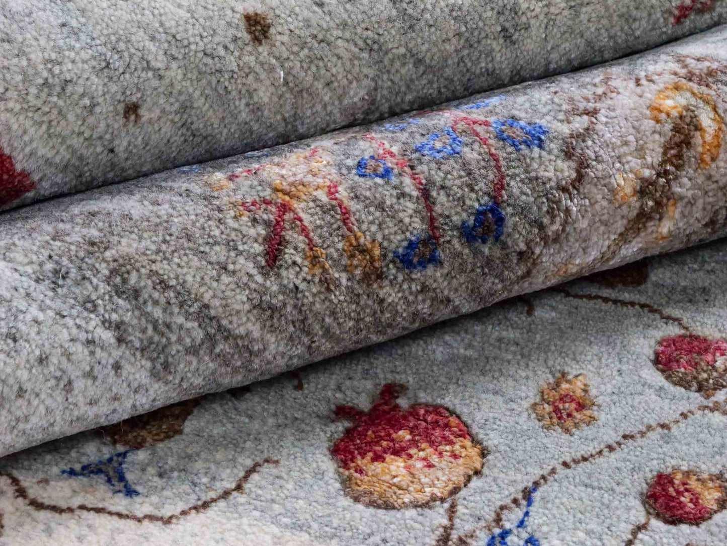 Handgeknüpfter Indo Loribaft Orientteppich von Khademi aus Wolle mit Bambusseide, grau, mehrfarbig. Geometrisches Nomaden-Design mit Lebensbaum. Von Hand geknüpft in Indien. Größe: 242x164cm. Teppichnummer: KB4-1704. Verkauf durch Jupiter Intl.