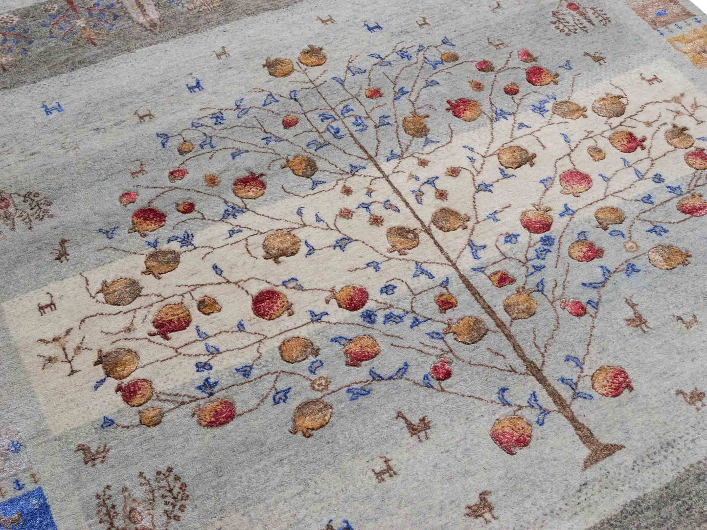 Handgeknüpfter Indo Loribaft Orientteppich von Khademi aus Wolle mit Bambusseide, grau, mehrfarbig. Geometrisches Nomaden-Design mit Lebensbaum. Von Hand geknüpft in Indien. Größe: 242x164cm. Teppichnummer: KB4-1704. Verkauf durch Jupiter Intl.