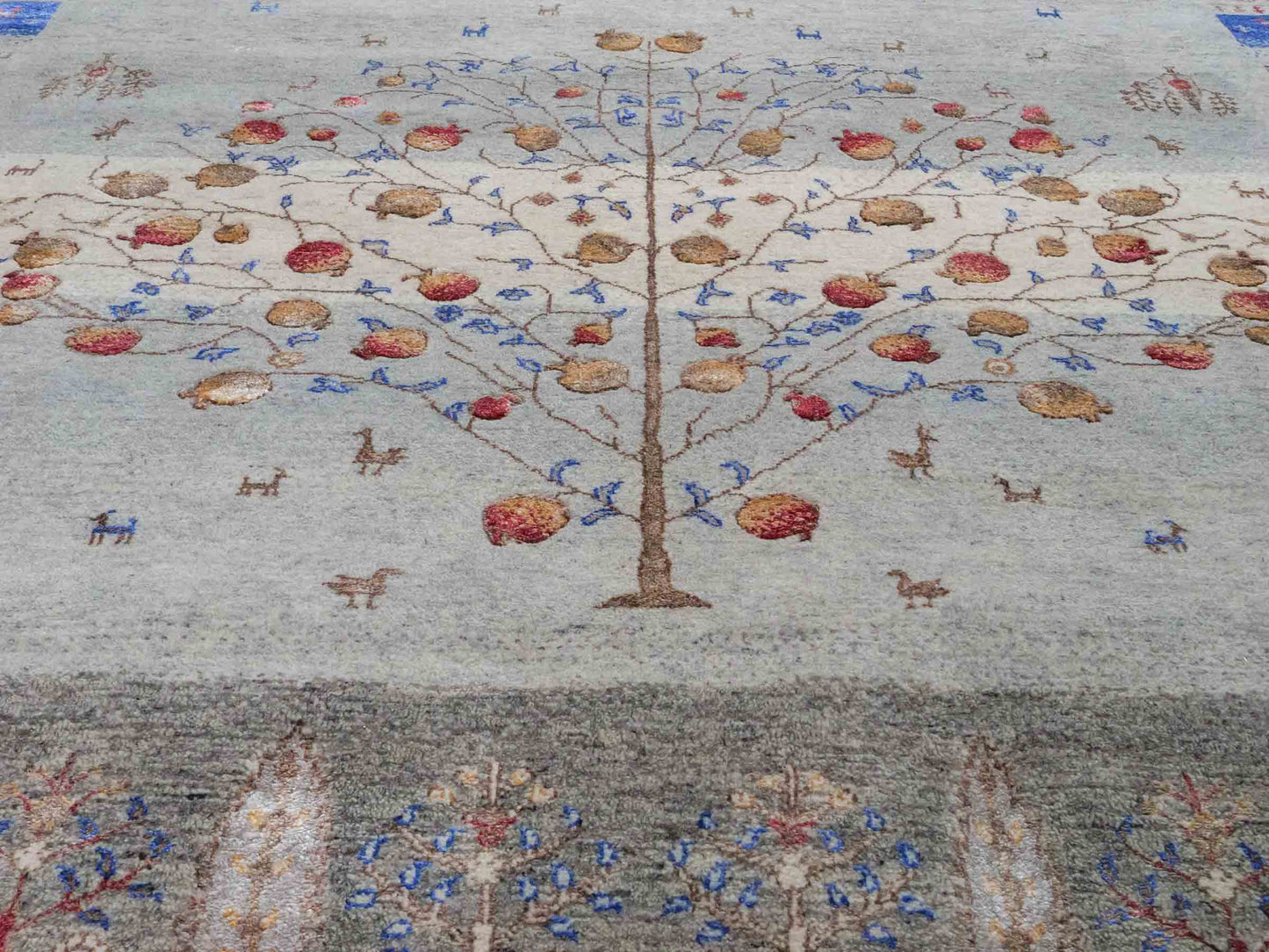 Handgeknüpfter Indo Loribaft Orientteppich von Khademi aus Wolle mit Bambusseide, grau, mehrfarbig. Geometrisches Nomaden-Design mit Lebensbaum. Von Hand geknüpft in Indien. Größe: 242x164cm. Teppichnummer: KB4-1704. Verkauf durch Jupiter Intl.