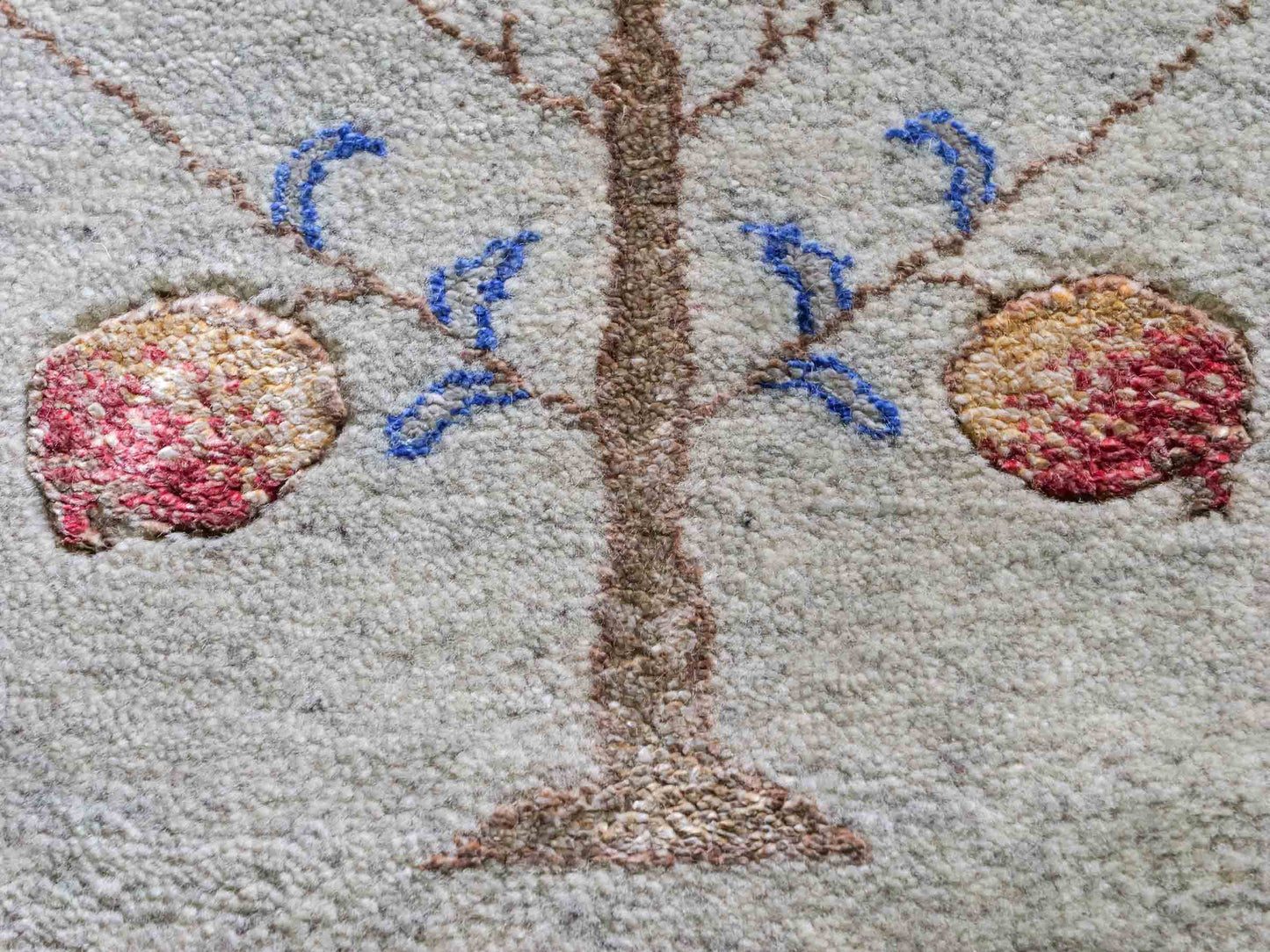 Handgeknüpfter Indo Loribaft Orientteppich von Khademi aus Wolle mit Bambusseide, grau, mehrfarbig. Geometrisches Nomaden-Design mit Lebensbaum. Von Hand geknüpft in Indien. Größe: 242x164cm. Teppichnummer: KB4-1704. Verkauf durch Jupiter Intl.