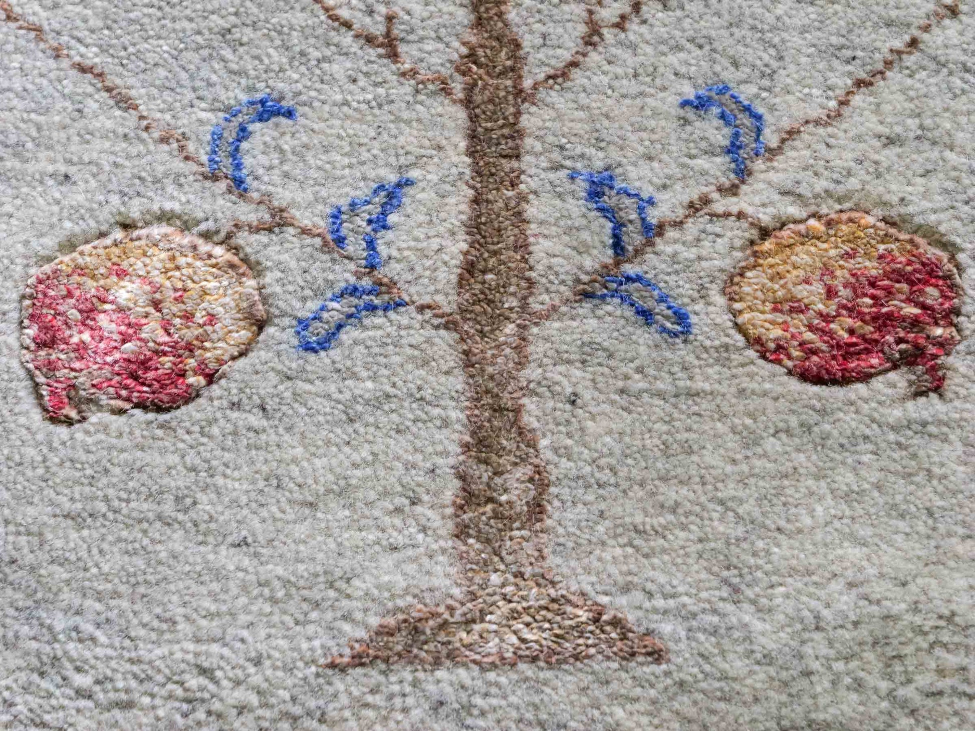 Handgeknüpfter Indo Loribaft Orientteppich von Khademi aus Wolle mit Bambusseide, grau, mehrfarbig. Geometrisches Nomaden-Design mit Lebensbaum. Von Hand geknüpft in Indien. Größe: 242x164cm. Teppichnummer: KB4-1704. Verkauf durch Jupiter Intl.