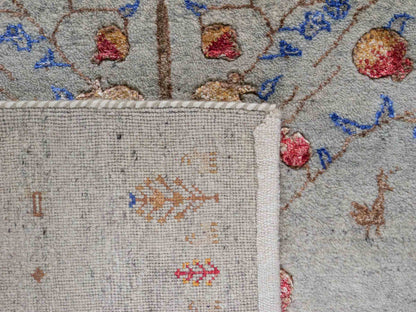 Handgeknüpfter Indo Loribaft Orientteppich von Khademi aus Wolle mit Bambusseide, grau, mehrfarbig. Geometrisches Nomaden-Design mit Lebensbaum. Von Hand geknüpft in Indien. Größe: 242x164cm. Teppichnummer: KB4-1704. Verkauf durch Jupiter Intl.