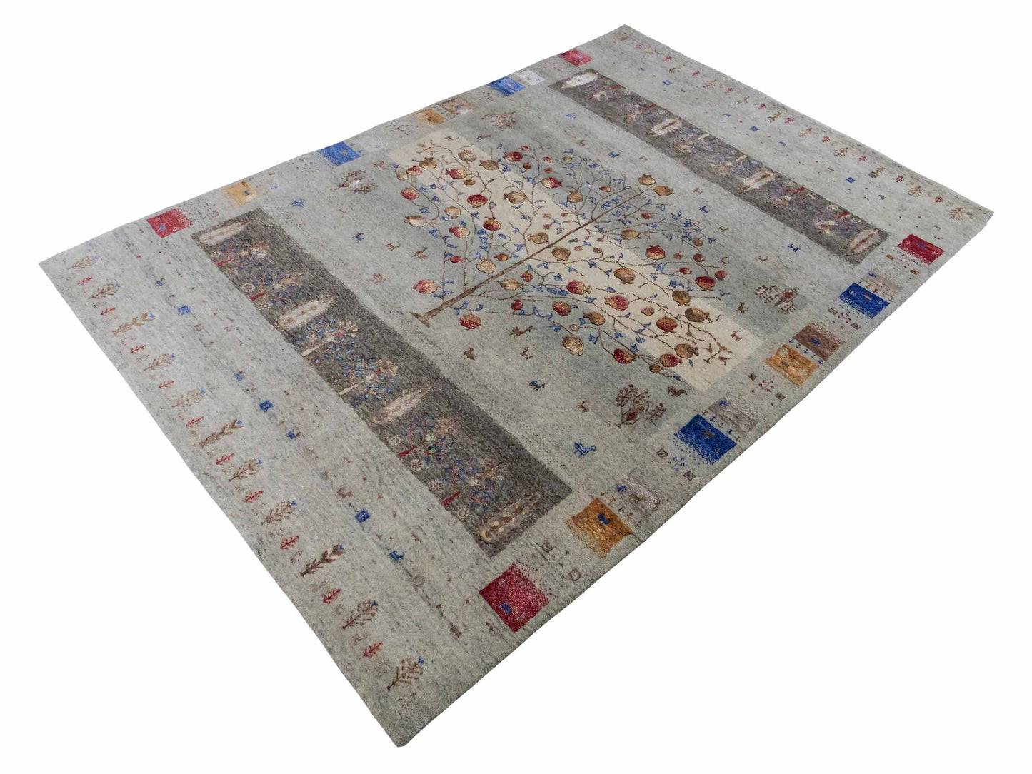 Handgeknüpfter Indo Loribaft Orientteppich von Khademi aus Wolle mit Bambusseide, grau, mehrfarbig. Geometrisches Nomaden-Design mit Lebensbaum. Von Hand geknüpft in Indien. Größe: 242x164cm. Teppichnummer: KB4-1704. Verkauf durch Jupiter Intl.