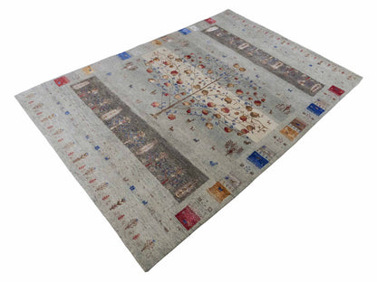 Handgeknüpfter Indo Loribaft Orientteppich von Khademi aus Wolle mit Bambusseide, grau, mehrfarbig. Geometrisches Nomaden-Design mit Lebensbaum. Von Hand geknüpft in Indien. Größe: 242x164cm. Teppichnummer: KB4-1704. Verkauf durch Jupiter Intl.