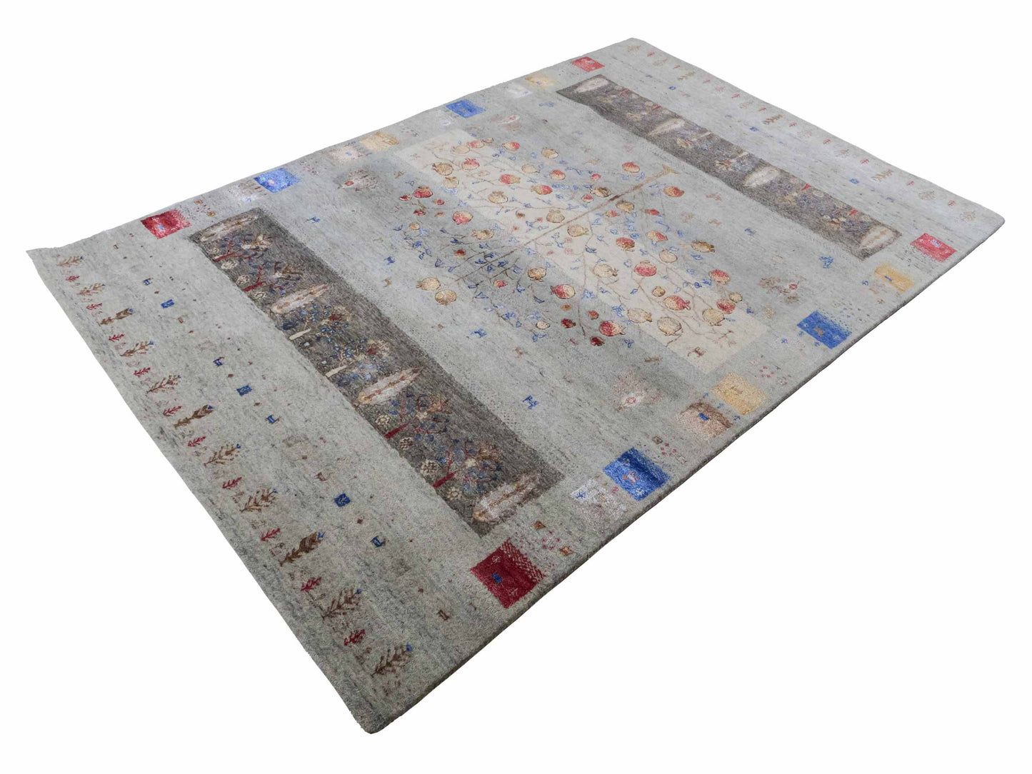 Handgeknüpfter Indo Loribaft Orientteppich von Khademi aus Wolle mit Bambusseide, grau, mehrfarbig. Geometrisches Nomaden-Design mit Lebensbaum. Von Hand geknüpft in Indien. Größe: 242x164cm. Teppichnummer: KB4-1704. Verkauf durch Jupiter Intl.