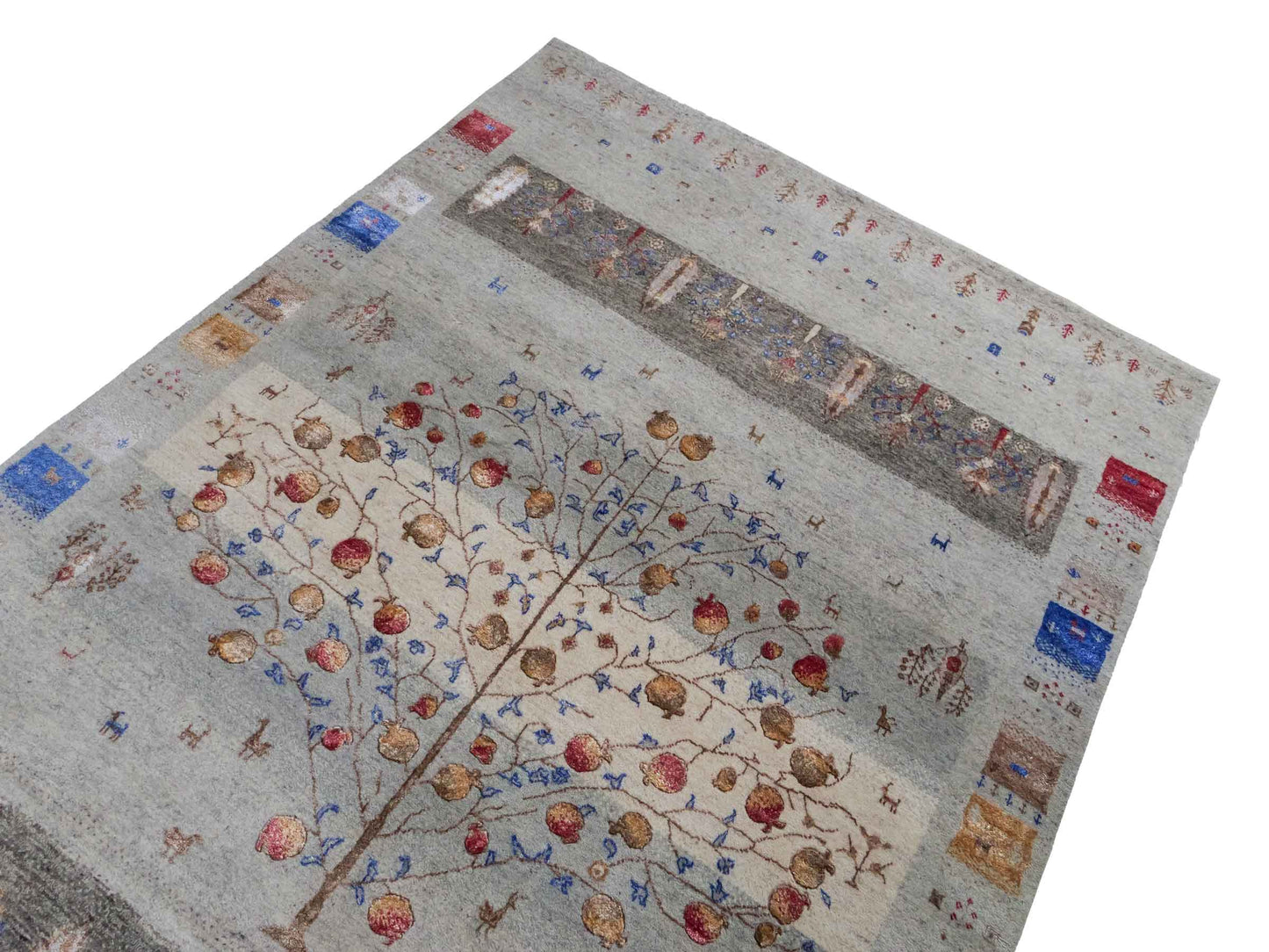 Handgeknüpfter Indo Loribaft Orientteppich von Khademi aus Wolle mit Bambusseide, grau, mehrfarbig. Geometrisches Nomaden-Design mit Lebensbaum. Von Hand geknüpft in Indien. Größe: 242x164cm. Teppichnummer: KB4-1704. Verkauf durch Jupiter Intl.