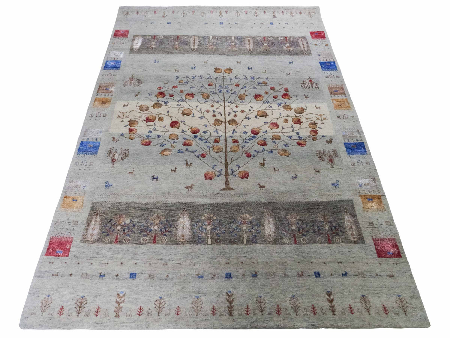 Handgeknüpfter Indo Loribaft Orientteppich von Khademi aus Wolle mit Bambusseide, grau, mehrfarbig. Geometrisches Nomaden-Design mit Lebensbaum. Von Hand geknüpft in Indien. Größe: 242x164cm. Teppichnummer: KB4-1704. Verkauf durch Jupiter Intl.