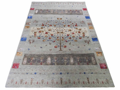 Handgeknüpfter Indo Loribaft Orientteppich von Khademi aus Wolle mit Bambusseide, grau, mehrfarbig. Geometrisches Nomaden-Design mit Lebensbaum. Von Hand geknüpft in Indien. Größe: 242x164cm. Teppichnummer: KB4-1704. Verkauf durch Jupiter Intl.