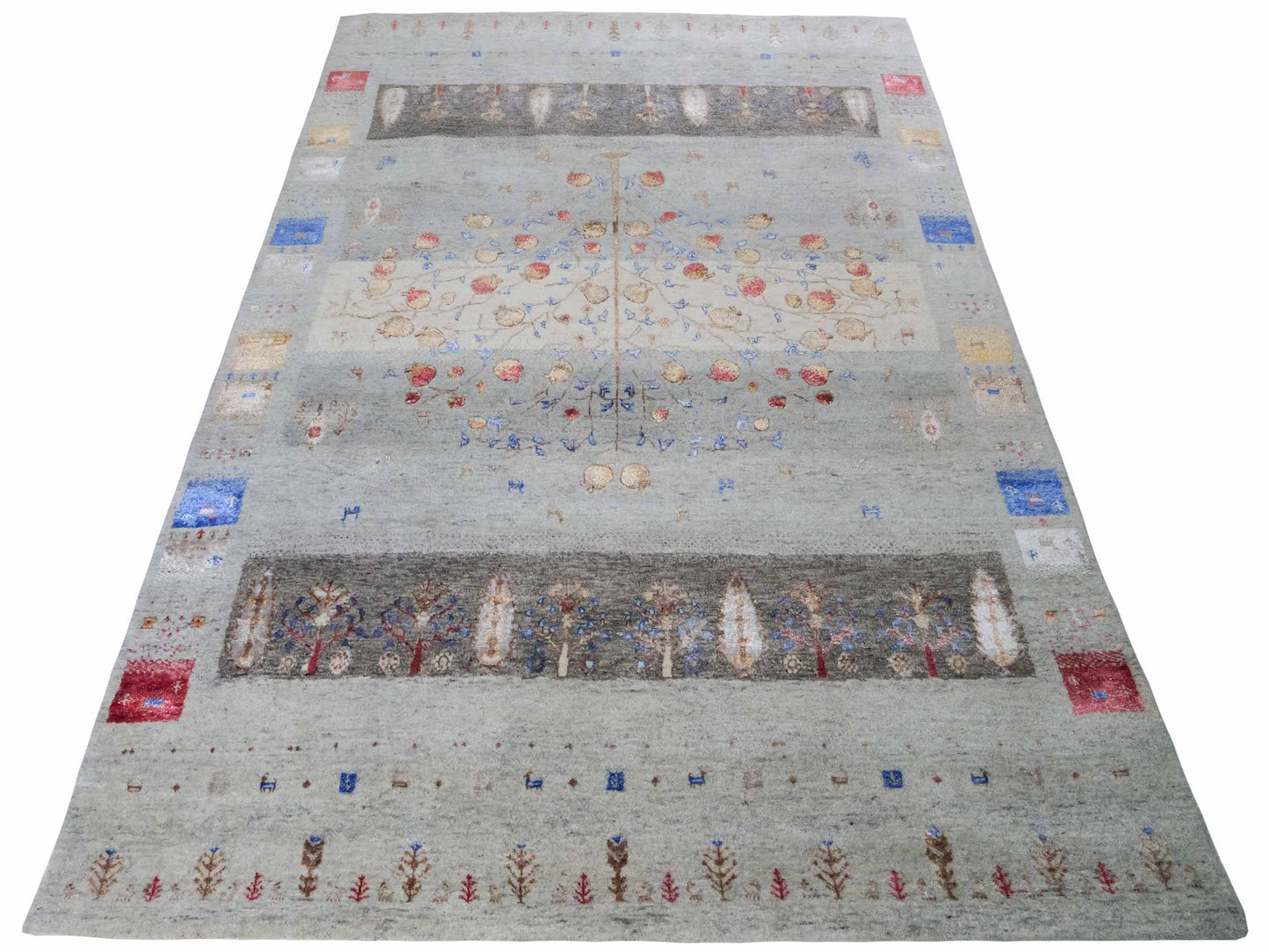 Handgeknüpfter Indo Loribaft Orientteppich von Khademi aus Wolle mit Bambusseide, grau, mehrfarbig. Geometrisches Nomaden-Design mit Lebensbaum. Von Hand geknüpft in Indien. Größe: 242x164cm. Teppichnummer: KB4-1704. Verkauf durch Jupiter Intl.