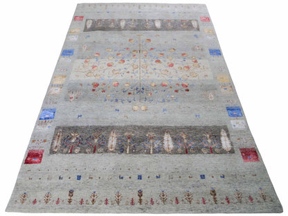 Handgeknüpfter Indo Loribaft Orientteppich von Khademi aus Wolle mit Bambusseide, grau, mehrfarbig. Geometrisches Nomaden-Design mit Lebensbaum. Von Hand geknüpft in Indien. Größe: 242x164cm. Teppichnummer: KB4-1704. Verkauf durch Jupiter Intl.