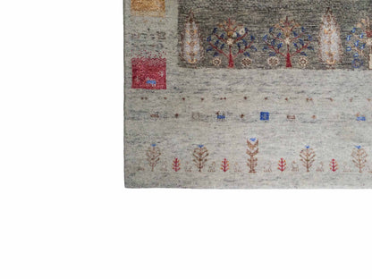 Handgeknüpfter Indo Loribaft Orientteppich von Khademi aus Wolle mit Bambusseide, grau, mehrfarbig. Geometrisches Nomaden-Design mit Lebensbaum. Von Hand geknüpft in Indien. Größe: 242x164cm. Teppichnummer: KB4-1704. Verkauf durch Jupiter Intl.