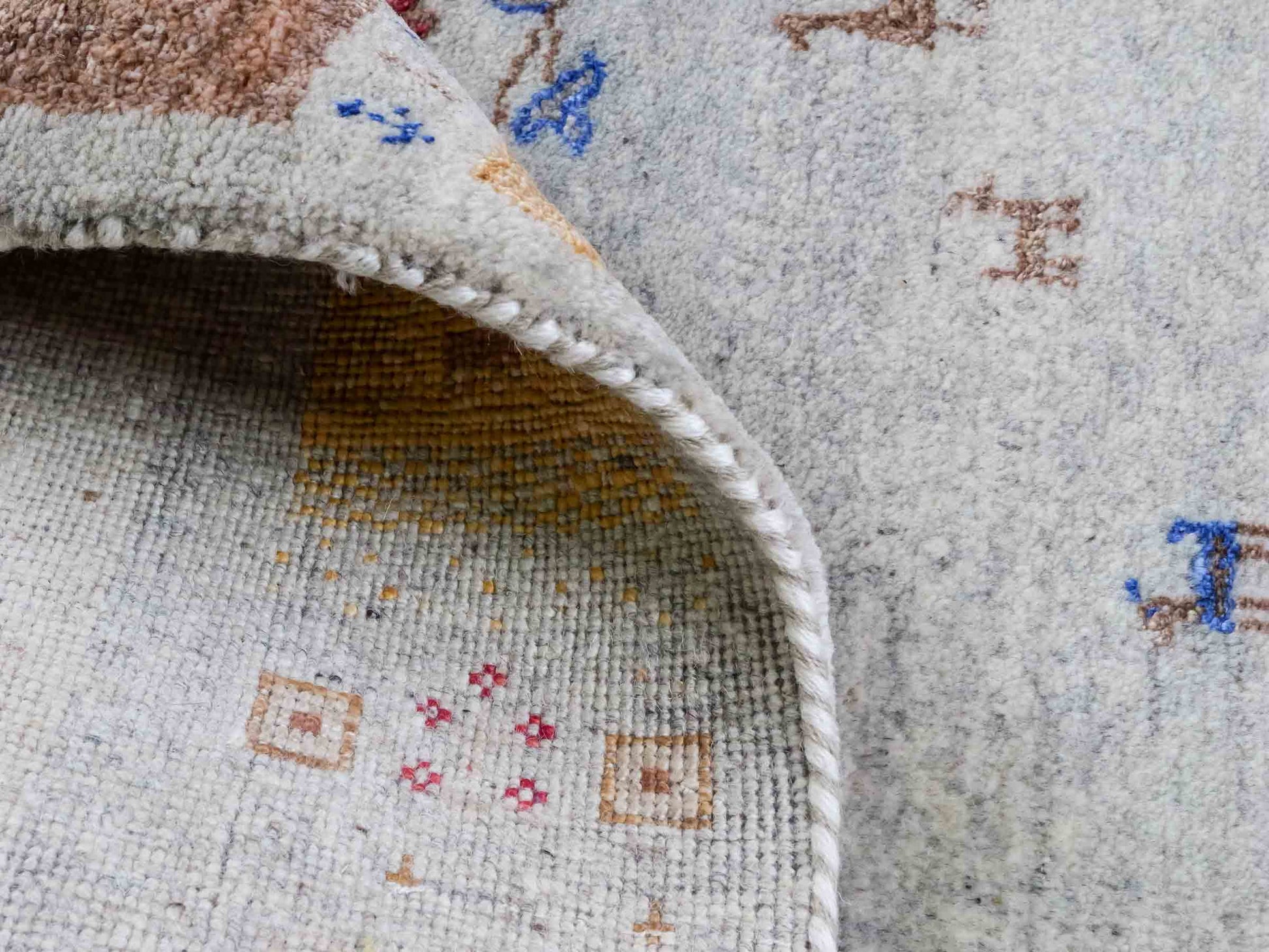 Handgeknüpfter Indo Loribaft Orientteppich von Khademi aus Wolle mit Bambusseide, grau, mehrfarbig. Geometrisches Nomaden-Design mit Lebensbaum. Von Hand geknüpft in Indien. Größe: 242x164cm. Teppichnummer: KB4-1704. Verkauf durch Jupiter Intl.