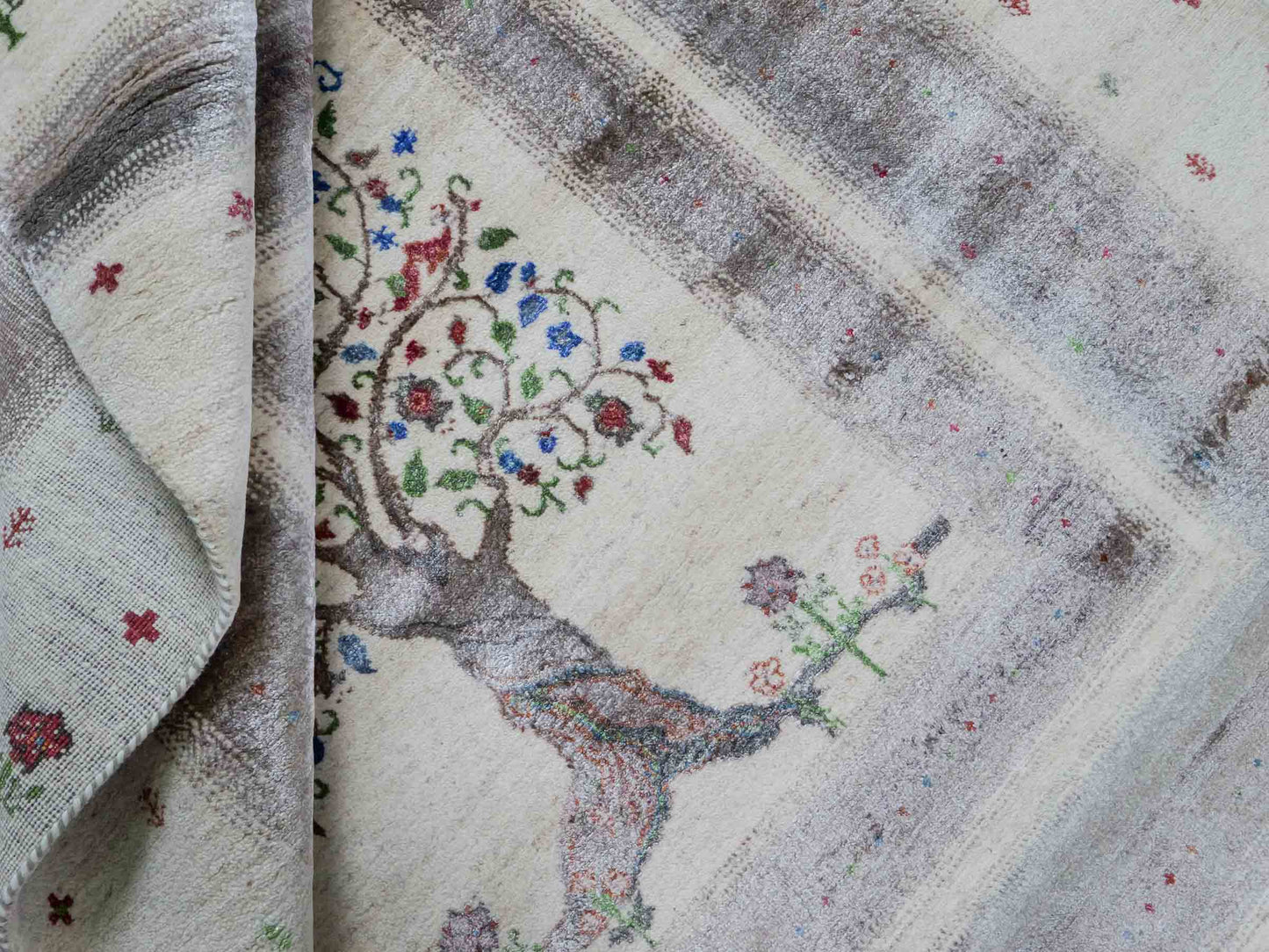 Handgeknüpfter Indo Loribaft Orientteppich von Khademi aus Wolle mit Bambusseide, cremeweiß. Geometrisches Nomaden-Design mit Lebensbaum. Von Hand geknüpft in Indien. Größe: 249x170cm. Teppichnummer: KB4-1713. Verkauf durch Jupiter Intl.