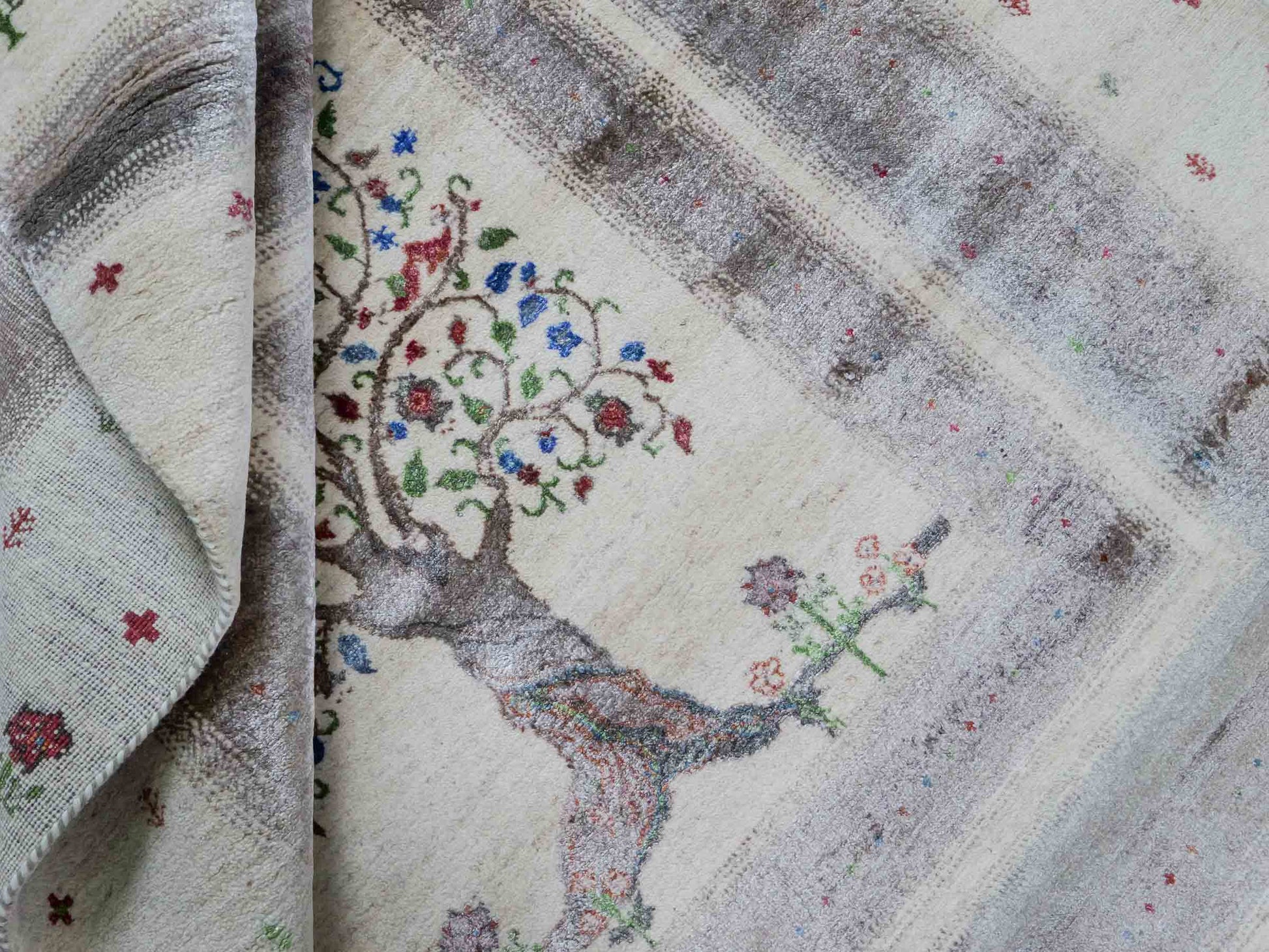 Handgeknüpfter Indo Loribaft Orientteppich von Khademi aus Wolle mit Bambusseide, cremeweiß. Geometrisches Nomaden-Design mit Lebensbaum. Von Hand geknüpft in Indien. Größe: 249x170cm. Teppichnummer: KB4-1713. Verkauf durch Jupiter Intl.