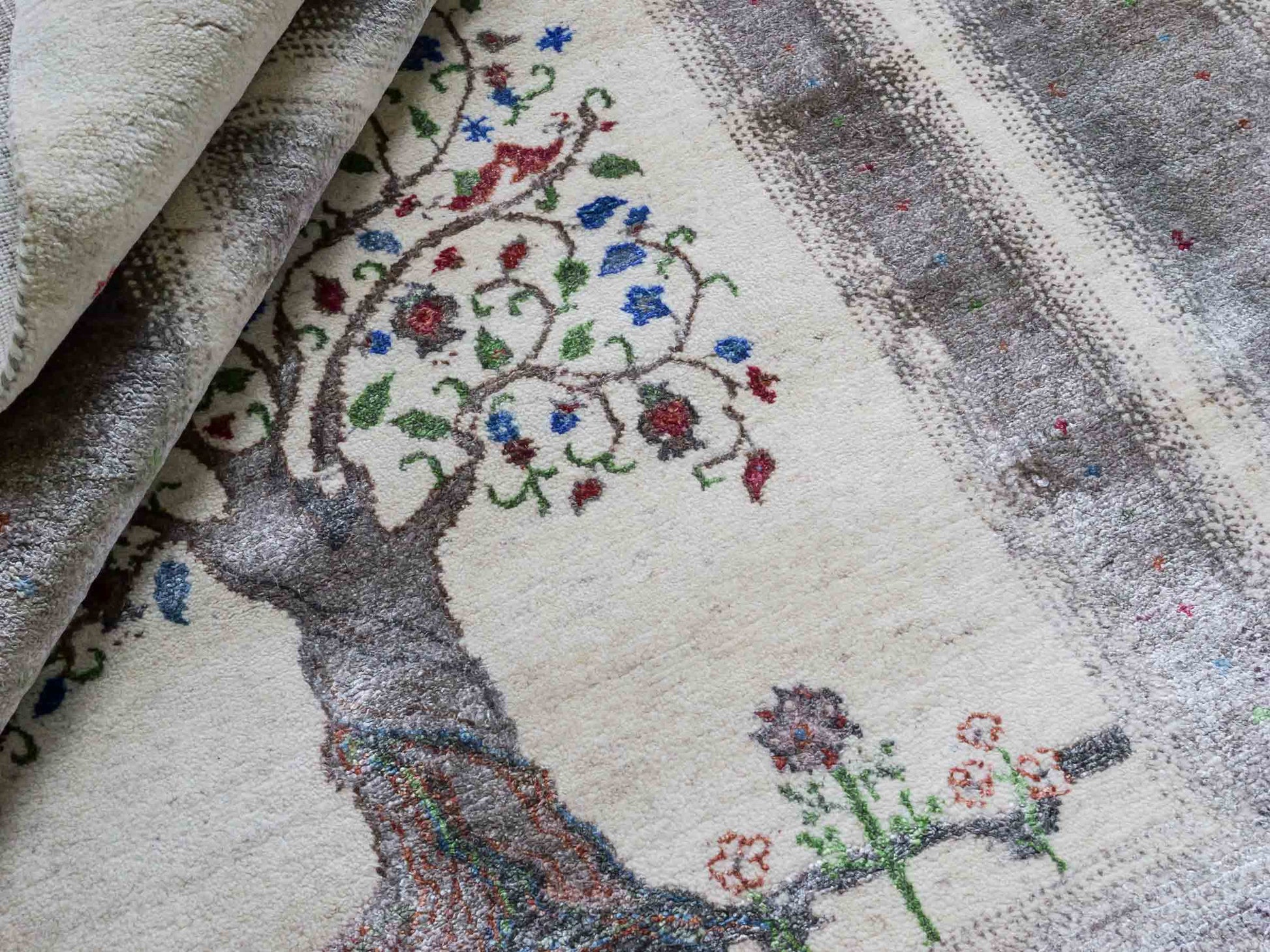 Handgeknüpfter Indo Loribaft Orientteppich von Khademi aus Wolle mit Bambusseide, cremeweiß. Geometrisches Nomaden-Design mit Lebensbaum. Von Hand geknüpft in Indien. Größe: 249x170cm. Teppichnummer: KB4-1713. Verkauf durch Jupiter Intl.