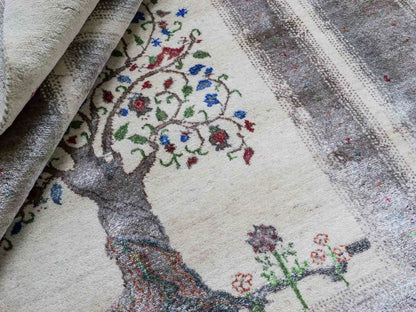 Handgeknüpfter Indo Loribaft Orientteppich von Khademi aus Wolle mit Bambusseide, cremeweiß. Geometrisches Nomaden-Design mit Lebensbaum. Von Hand geknüpft in Indien. Größe: 249x170cm. Teppichnummer: KB4-1713. Verkauf durch Jupiter Intl.