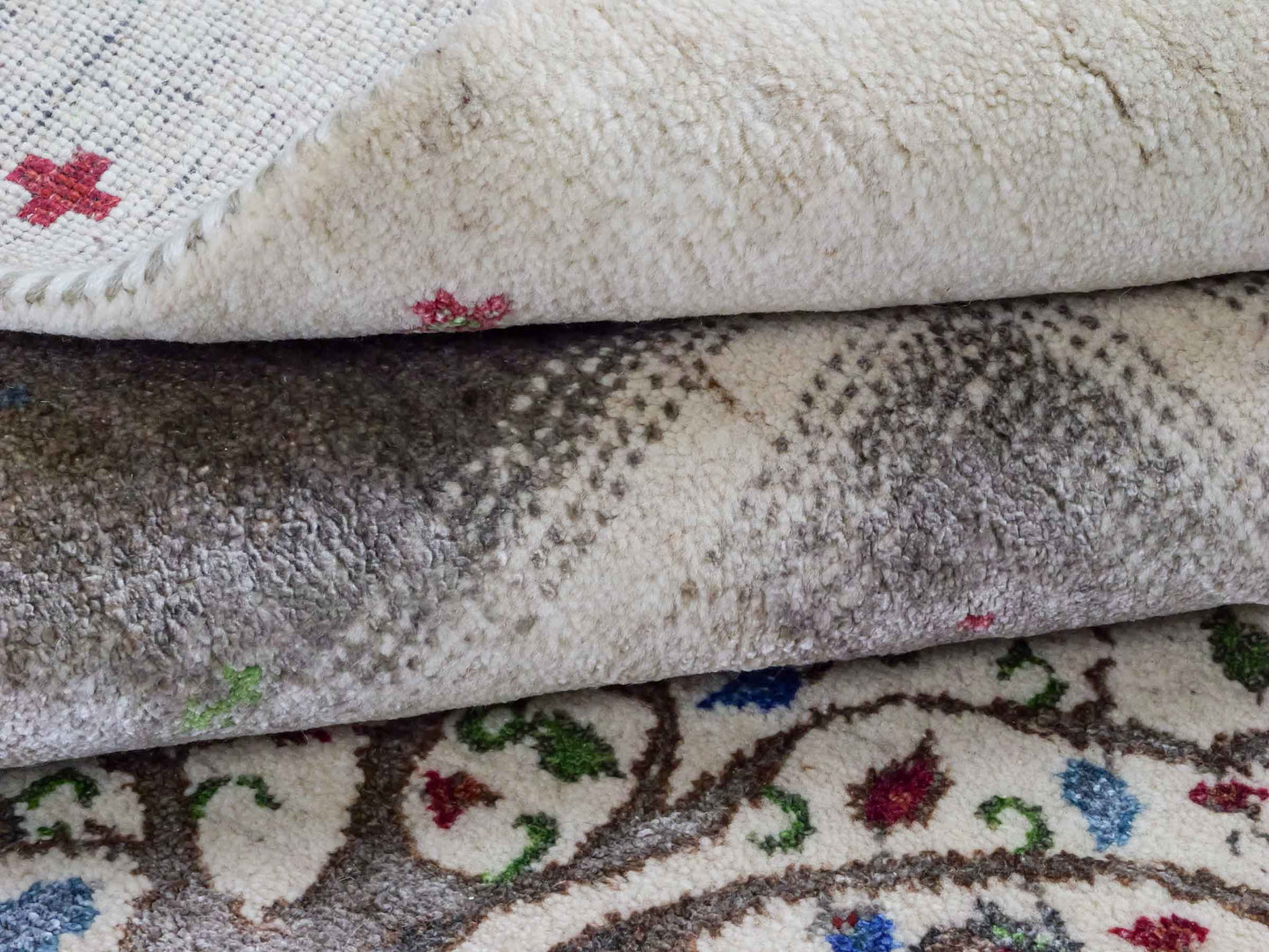 Handgeknüpfter Indo Loribaft Orientteppich von Khademi aus Wolle mit Bambusseide, cremeweiß. Geometrisches Nomaden-Design mit Lebensbaum. Von Hand geknüpft in Indien. Größe: 249x170cm. Teppichnummer: KB4-1713. Verkauf durch Jupiter Intl.