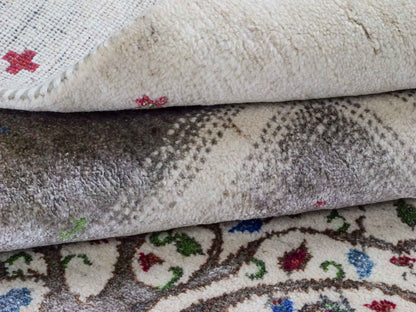 Handgeknüpfter Indo Loribaft Orientteppich von Khademi aus Wolle mit Bambusseide, cremeweiß. Geometrisches Nomaden-Design mit Lebensbaum. Von Hand geknüpft in Indien. Größe: 249x170cm. Teppichnummer: KB4-1713. Verkauf durch Jupiter Intl.