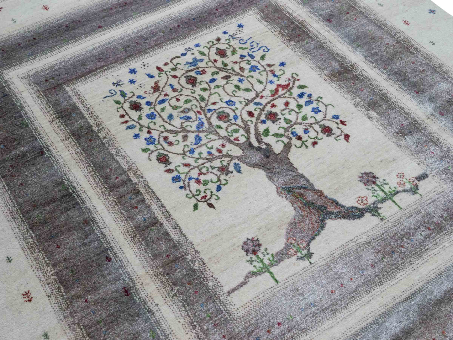 Handgeknüpfter Indo Loribaft Orientteppich von Khademi aus Wolle mit Bambusseide, cremeweiß. Geometrisches Nomaden-Design mit Lebensbaum. Von Hand geknüpft in Indien. Größe: 249x170cm. Teppichnummer: KB4-1713. Verkauf durch Jupiter Intl.