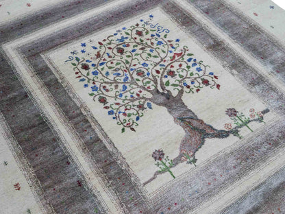 Handgeknüpfter Indo Loribaft Orientteppich von Khademi aus Wolle mit Bambusseide, cremeweiß. Geometrisches Nomaden-Design mit Lebensbaum. Von Hand geknüpft in Indien. Größe: 249x170cm. Teppichnummer: KB4-1713. Verkauf durch Jupiter Intl.