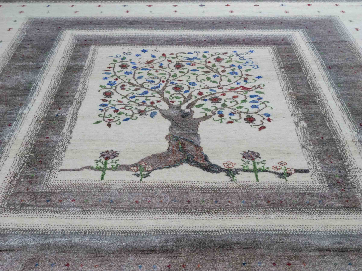 Handgeknüpfter Indo Loribaft Orientteppich von Khademi aus Wolle mit Bambusseide, cremeweiß. Geometrisches Nomaden-Design mit Lebensbaum. Von Hand geknüpft in Indien. Größe: 249x170cm. Teppichnummer: KB4-1713. Verkauf durch Jupiter Intl.