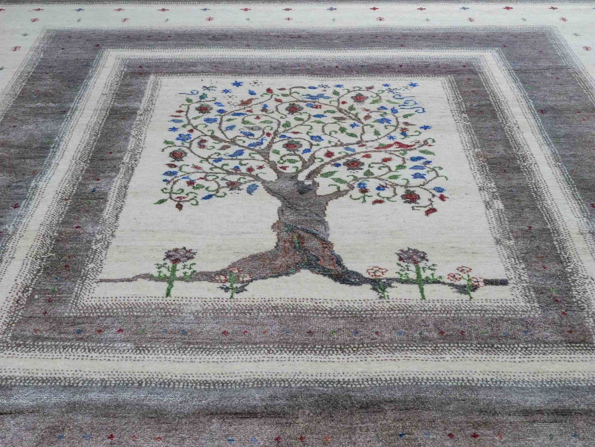 Handgeknüpfter Indo Loribaft Orientteppich von Khademi aus Wolle mit Bambusseide, cremeweiß. Geometrisches Nomaden-Design mit Lebensbaum. Von Hand geknüpft in Indien. Größe: 249x170cm. Teppichnummer: KB4-1713. Verkauf durch Jupiter Intl.