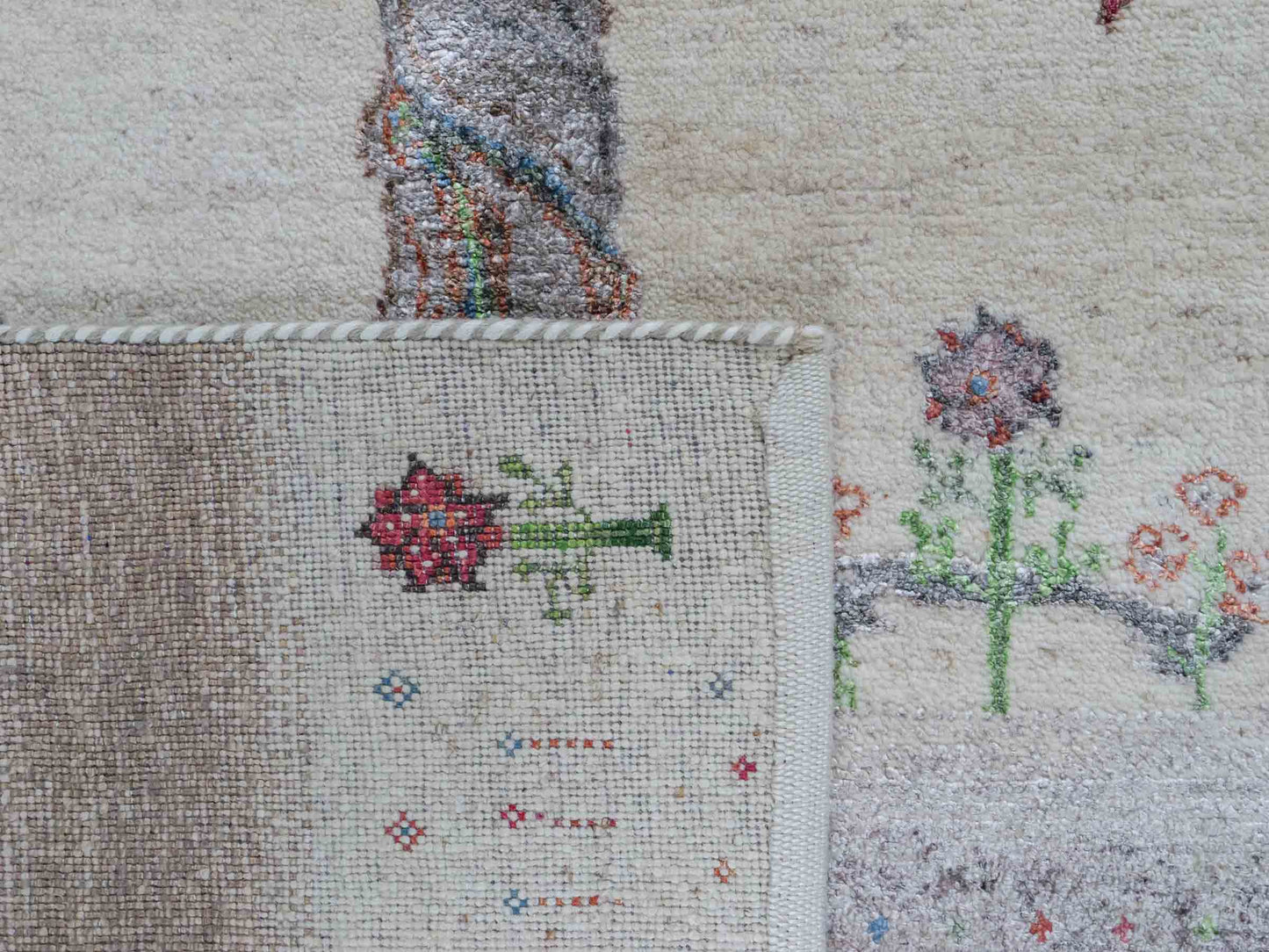 Handgeknüpfter Indo Loribaft Orientteppich von Khademi aus Wolle mit Bambusseide, cremeweiß. Geometrisches Nomaden-Design mit Lebensbaum. Von Hand geknüpft in Indien. Größe: 249x170cm. Teppichnummer: KB4-1713. Verkauf durch Jupiter Intl.