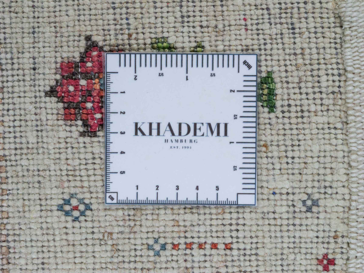 Handgeknüpfter Indo Loribaft Orientteppich von Khademi aus Wolle mit Bambusseide, cremeweiß. Geometrisches Nomaden-Design mit Lebensbaum. Von Hand geknüpft in Indien. Größe: 249x170cm. Teppichnummer: KB4-1713. Verkauf durch Jupiter Intl.