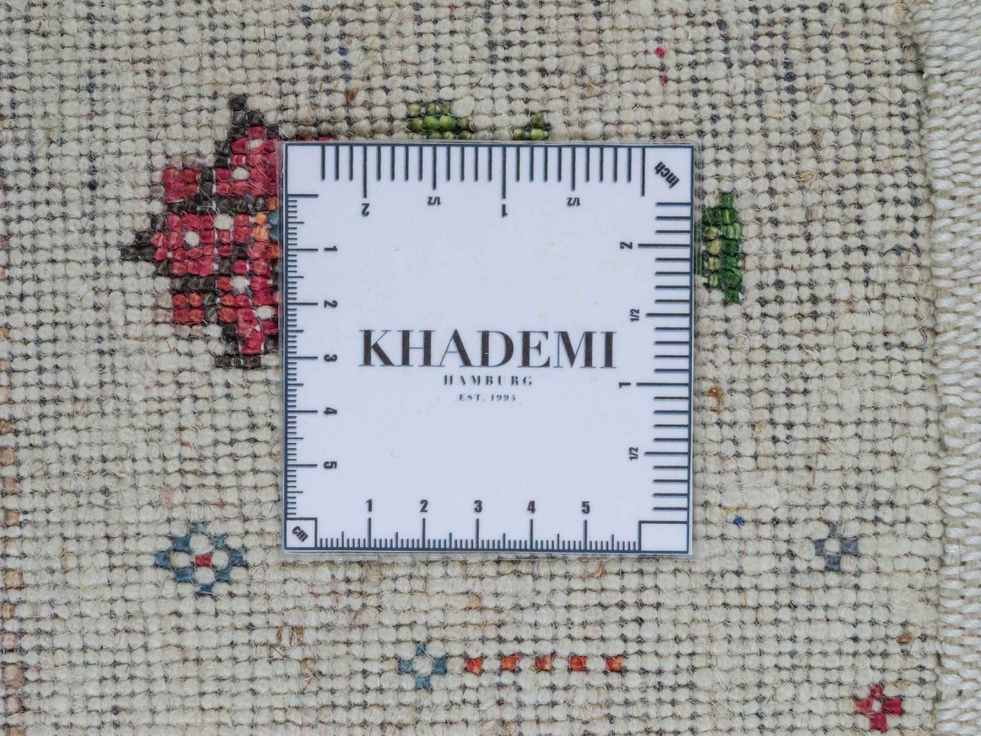 Handgeknüpfter Indo Loribaft Orientteppich von Khademi aus Wolle mit Bambusseide, cremeweiß. Geometrisches Nomaden-Design mit Lebensbaum. Von Hand geknüpft in Indien. Größe: 249x170cm. Teppichnummer: KB4-1713. Verkauf durch Jupiter Intl.