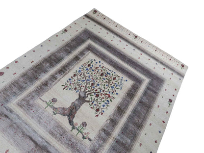 Handgeknüpfter Indo Loribaft Orientteppich von Khademi aus Wolle mit Bambusseide, cremeweiß. Geometrisches Nomaden-Design mit Lebensbaum. Von Hand geknüpft in Indien. Größe: 249x170cm. Teppichnummer: KB4-1713. Verkauf durch Jupiter Intl.