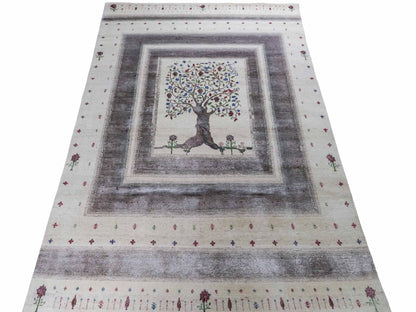 Handgeknüpfter Indo Loribaft Orientteppich von Khademi aus Wolle mit Bambusseide, cremeweiß. Geometrisches Nomaden-Design mit Lebensbaum. Von Hand geknüpft in Indien. Größe: 249x170cm. Teppichnummer: KB4-1713. Verkauf durch Jupiter Intl.