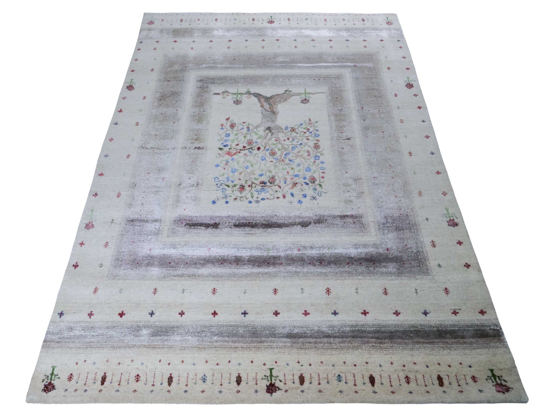 Handgeknüpfter Indo Loribaft Orientteppich von Khademi aus Wolle mit Bambusseide, cremeweiß. Geometrisches Nomaden-Design mit Lebensbaum. Von Hand geknüpft in Indien. Größe: 249x170cm. Teppichnummer: KB4-1713. Verkauf durch Jupiter Intl.