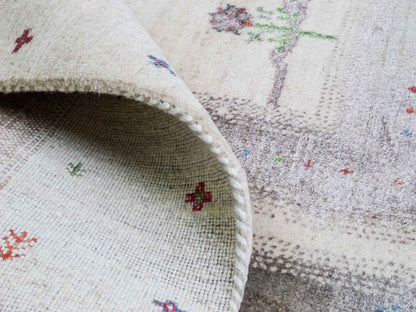 Handgeknüpfter Indo Loribaft Orientteppich von Khademi aus Wolle mit Bambusseide, cremeweiß. Geometrisches Nomaden-Design mit Lebensbaum. Von Hand geknüpft in Indien. Größe: 249x170cm. Teppichnummer: KB4-1713. Verkauf durch Jupiter Intl.