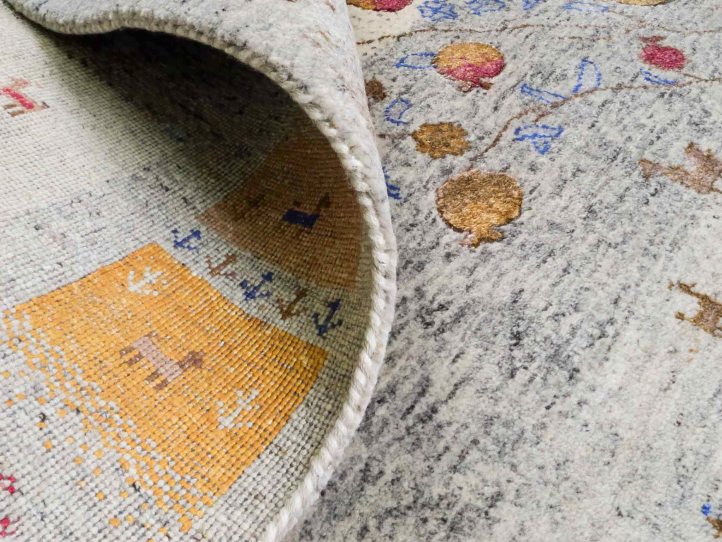 Handgeknüpfter Indo Loribaft Orientteppich von Khademi aus Wolle mit Bambusseide, grau, mehrfarbig. Geometrisches Nomaden-Design mit Lebensbaum. Von Hand geknüpft in Indien. Größe: 304x202cm. Teppichnummer: KB4-1703. Verkauf durch Jupiter Intl.