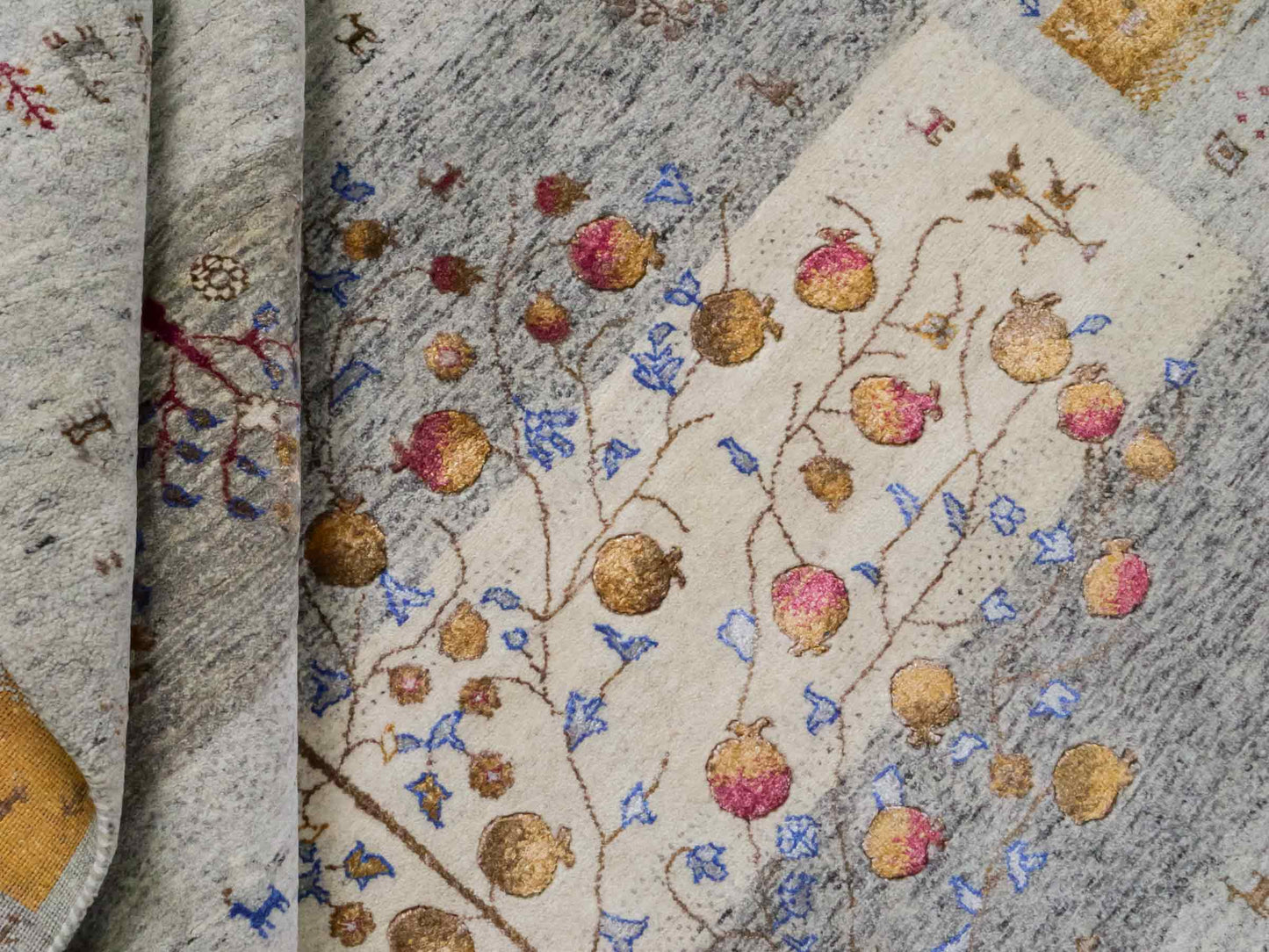 Handgeknüpfter Indo Loribaft Orientteppich von Khademi aus Wolle mit Bambusseide, grau, mehrfarbig. Geometrisches Nomaden-Design mit Lebensbaum. Von Hand geknüpft in Indien. Größe: 304x202cm. Teppichnummer: KB4-1703. Verkauf durch Jupiter Intl.