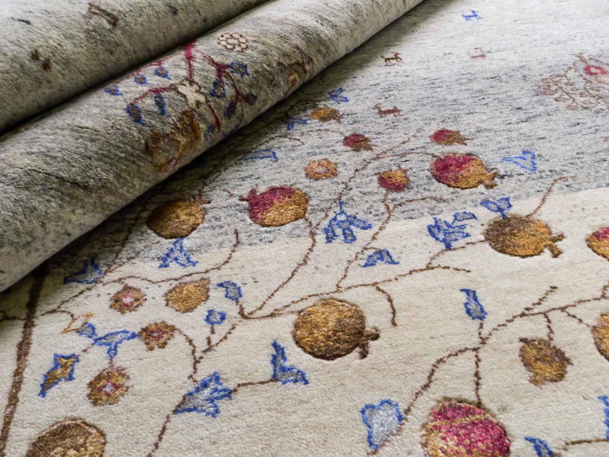 Handgeknüpfter Indo Loribaft Orientteppich von Khademi aus Wolle mit Bambusseide, grau, mehrfarbig. Geometrisches Nomaden-Design mit Lebensbaum. Von Hand geknüpft in Indien. Größe: 304x202cm. Teppichnummer: KB4-1703. Verkauf durch Jupiter Intl.