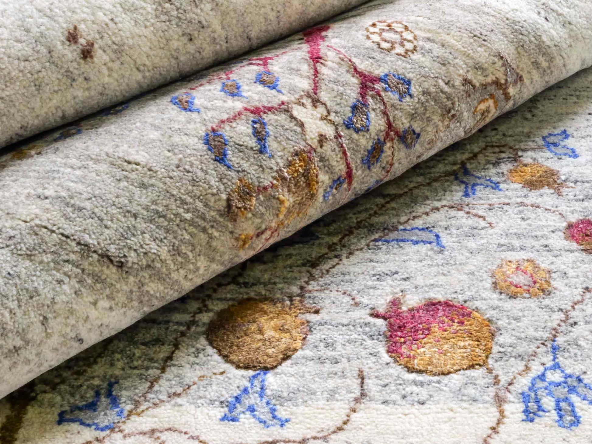 Handgeknüpfter Indo Loribaft Orientteppich von Khademi aus Wolle mit Bambusseide, grau, mehrfarbig. Geometrisches Nomaden-Design mit Lebensbaum. Von Hand geknüpft in Indien. Größe: 304x202cm. Teppichnummer: KB4-1703. Verkauf durch Jupiter Intl.