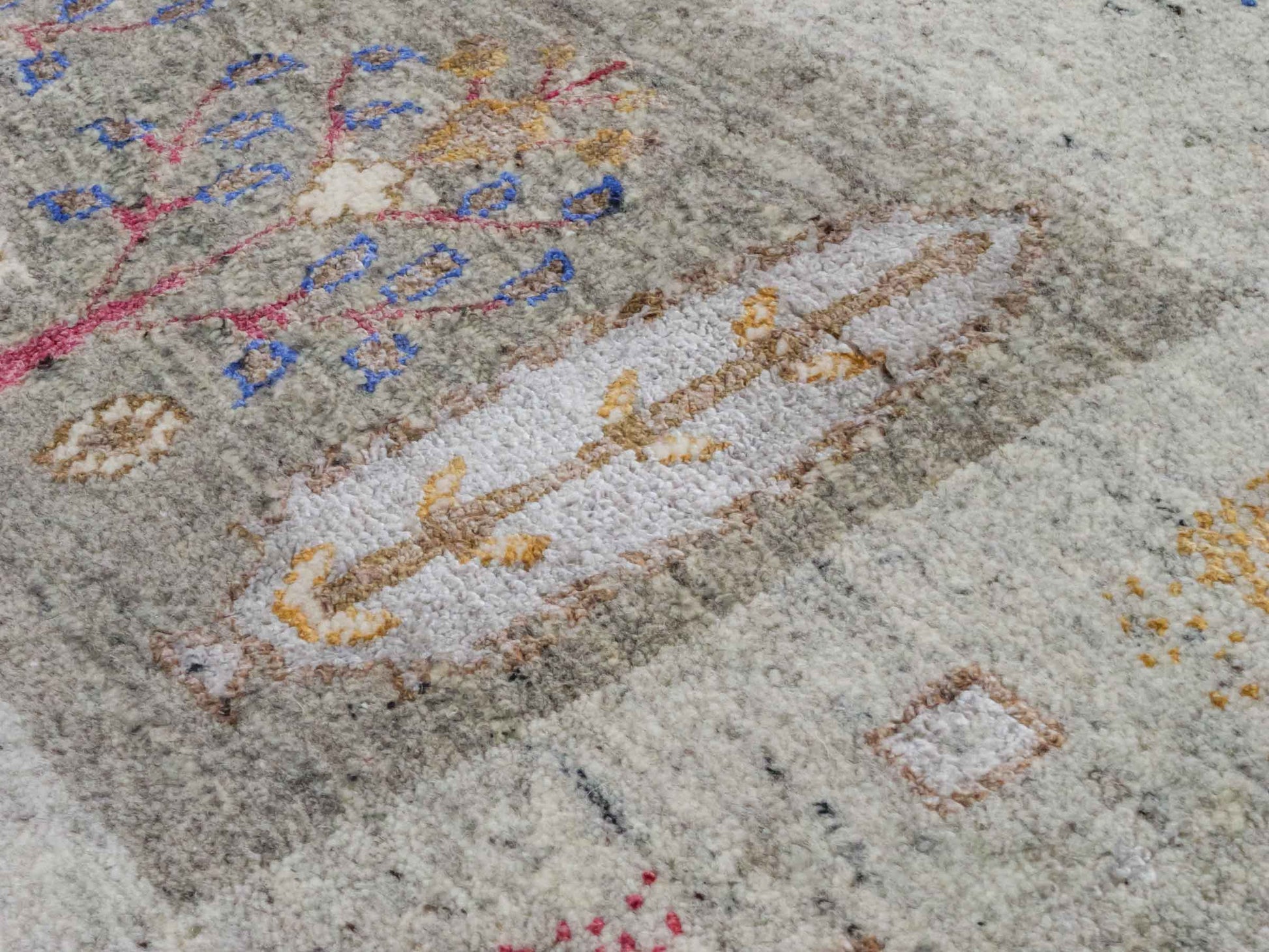 Handgeknüpfter Indo Loribaft Orientteppich von Khademi aus Wolle mit Bambusseide, grau, mehrfarbig. Geometrisches Nomaden-Design mit Lebensbaum. Von Hand geknüpft in Indien. Größe: 304x202cm. Teppichnummer: KB4-1703. Verkauf durch Jupiter Intl.