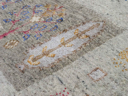 Handgeknüpfter Indo Loribaft Orientteppich von Khademi aus Wolle mit Bambusseide, grau, mehrfarbig. Geometrisches Nomaden-Design mit Lebensbaum. Von Hand geknüpft in Indien. Größe: 304x202cm. Teppichnummer: KB4-1703. Verkauf durch Jupiter Intl.