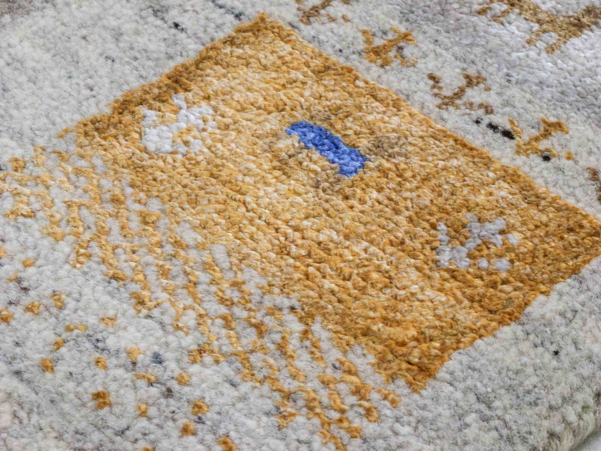 Handgeknüpfter Indo Loribaft Orientteppich von Khademi aus Wolle mit Bambusseide, grau, mehrfarbig. Geometrisches Nomaden-Design mit Lebensbaum. Von Hand geknüpft in Indien. Größe: 304x202cm. Teppichnummer: KB4-1703. Verkauf durch Jupiter Intl.