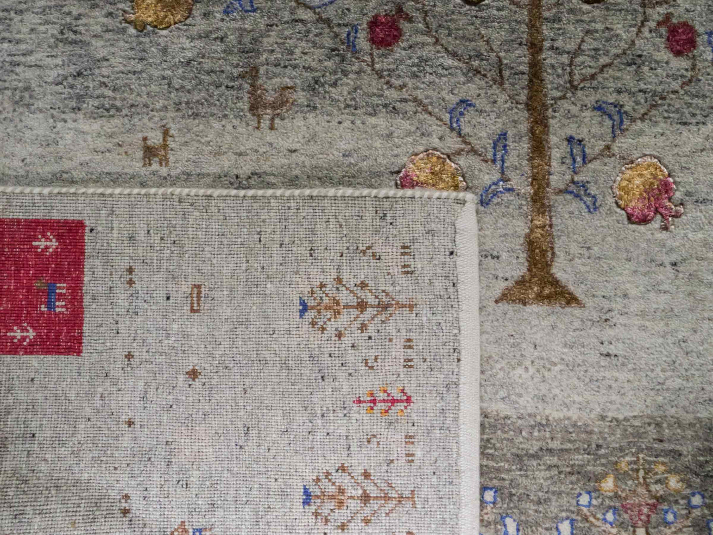 Handgeknüpfter Indo Loribaft Orientteppich von Khademi aus Wolle mit Bambusseide, grau, mehrfarbig. Geometrisches Nomaden-Design mit Lebensbaum. Von Hand geknüpft in Indien. Größe: 304x202cm. Teppichnummer: KB4-1703. Verkauf durch Jupiter Intl.